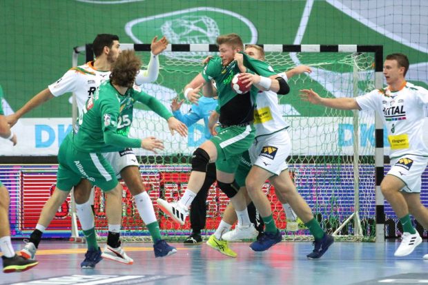 Maciej Gebala wird am Kreis hart angegangen. Foto: Jan Kaefer