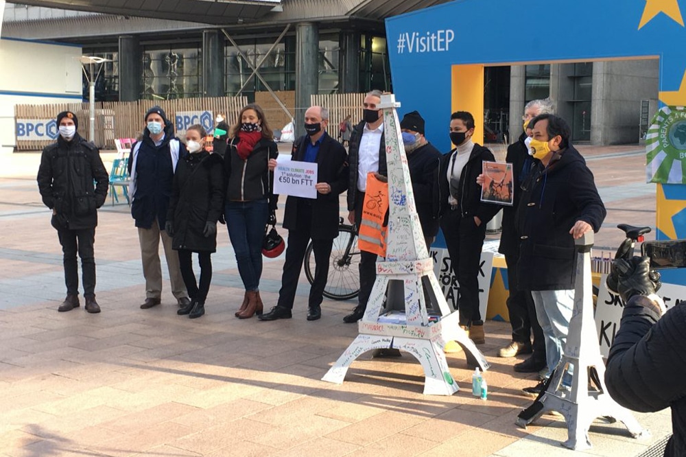 Übergabe des Eiffelturms an die EU-Politik in Brüssel. Foto: #ParisGoesBrussels