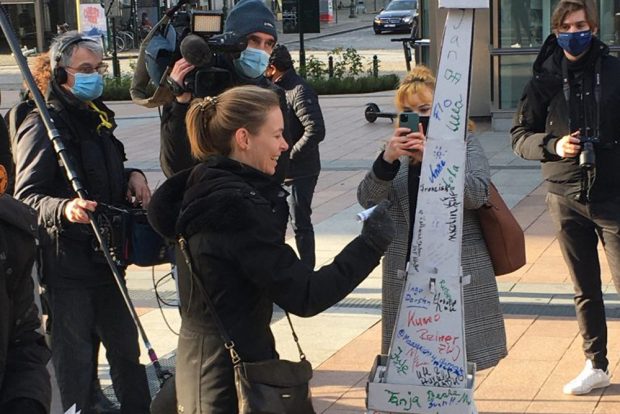 Anna Cavazzini unterschreibt auf dem weit gereisten Eiffelturm. Foto: #ParisGoesBrussels
