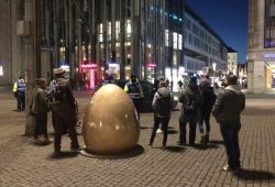 Kurz nach 17 Uhr: Doch noch ein bisschen Geschwurbel. "Willkommen in der Diktatur", als es heißt, Versammeln ist heute nicht. Foto: L-IZ.de