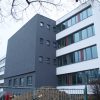Sanierte Schule in der Erfurter Straße: Diese Fassade soll jetzt mit Grün zuwachsen. Foto: Ralf Julke
