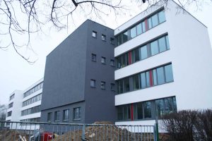 Sanierte Schule in der Erfurter Straße: Diese Fassade soll jetzt mit Grün zuwachsen. Foto: Ralf Julke