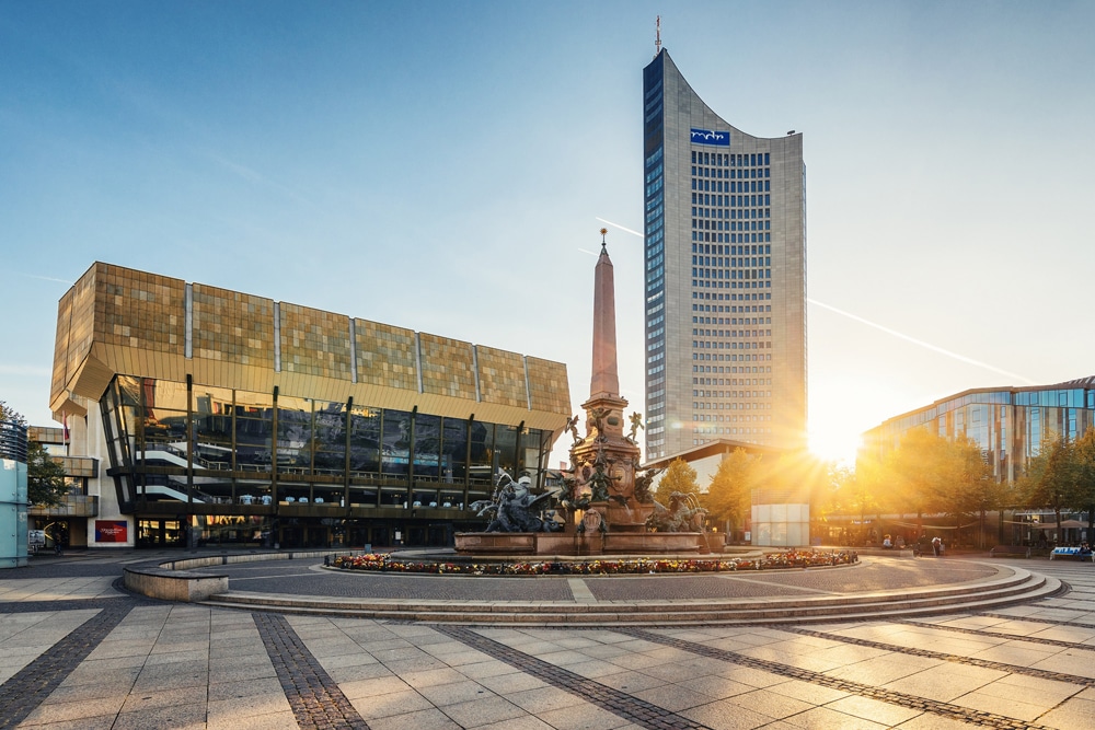 Gewandhaus mit Mendebrunnen und City-Hochhaus. Foto: PK Fotografie