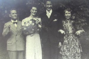 Hochzeitsbild um 1944 mit dem Ehepaar Matthes rechts und links außen. Foto: privat