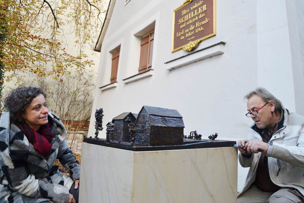Wilma Rambow, Mitarbeiterin für Bildung und Vermittlung am Museum, und Bert Noack, Inhaber der Leipziger Traditionsunternehmens Bronzebildgießerei Noack, geben dem 1:100 Bronzemodell des Schillerhauses den letzten Schliff. Foto: Stadtgeschichtliches Museum Leipzig, Katja Etzold