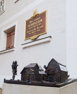 Das 1:100 Bronzemodell des Schillerhauses wurde Ende November 2020 in der Menckestraße eingeweiht. Foto: Stadtgeschichtliches Museum Leipzig, Nadine Gerth