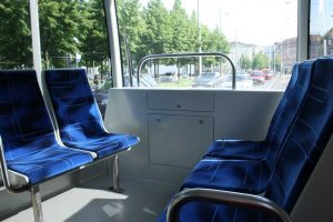 Mit Lockdown gibt es zumindest mehr freie Sitze in der Tram. Foto: Ralf Julke