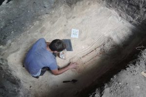 Archäologe Mike T. Carson bei der ersten Freilegung eines der Skelette. Foto: Hsiao-chun Hung
