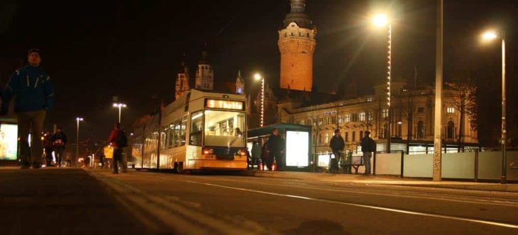 Straßenbahn an der Haltestelle Wilhelm-Leuschner-Platz. Foto: Ralf Julke