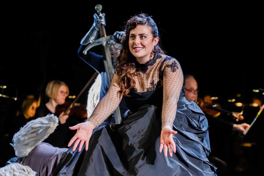 "Il trovatore" mit Roberta Mantegna (Leonora) und dem Gewandhausorchester. Foto: Kirsten Nijhof/ Oper Leipzig