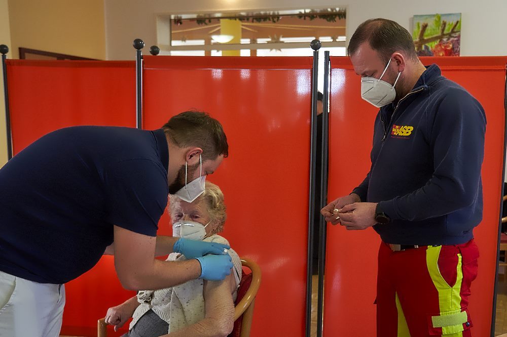 Das Chemnitzer Impfteam bei der Impfung einer 90-Jährigen Heimbewohnerin. Quelle: ASB-Chemnitz