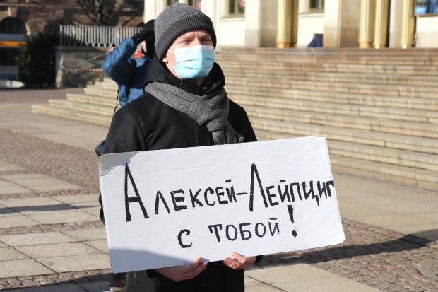 Zu Alexei stehen ... - Nawalny ist in Russland bei seiner Rückkehr am 17. Januar 2021 nach Moskau verhaftet worden. Foto: Michael Freitag