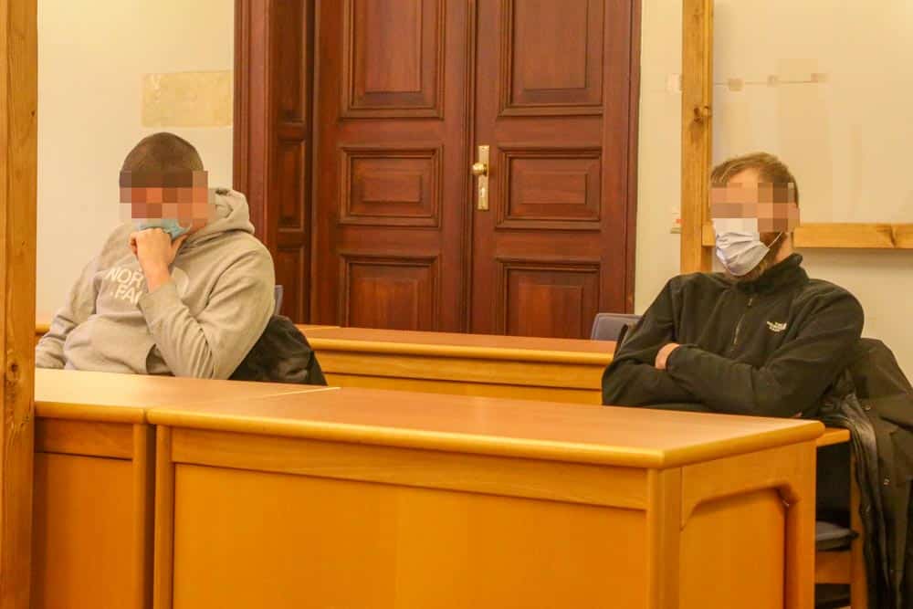 Berufungsverhandlung gegen Alexander S. und Maximilian E. (v.l.) wegen des Neonazi-Angriffs am 11. Januar 2016 in Leipzig-Connewitz. Foto: Martin Schöler