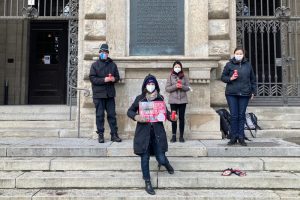 Mitglieder*innen verschiedener Umweltverbände halten in dieser Woche an jedem Tag eine Mahnwache vor dem Neuen Rathaus ab. Foto: Birthe Kleemann