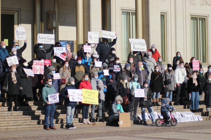 Eine kleine aber feine Demonstration gegen die Zustände in Russland. Wiederholung wohl kommenden Sonntag. Foto: Michael Freitag