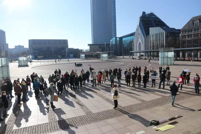 Trafen sich bereits zum zweiten Mal auf dem Augustusplatz in Leipzig: Leipziger/-innen, die die Entwicklungen in Russland genau beobachten. Foto: Michael Freitag