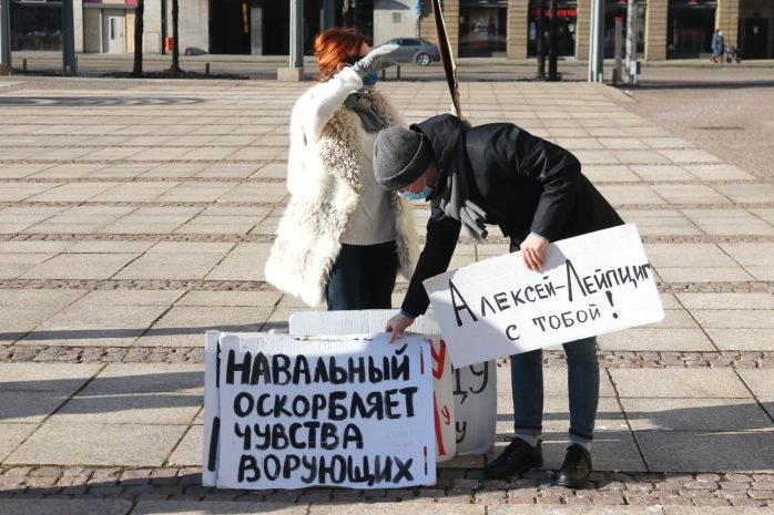 Deutsche und russische Parolen auf dem Augustusplatz. Foto: Michael Freitag