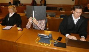 Der Angeklagte Edris Z. (31, Gesicht verdeckt) mit Pflichtverteidigerin Petra Costabel und Wahlverteidiger Georg K. Rebentrost. Foto: Lucas Böhme
