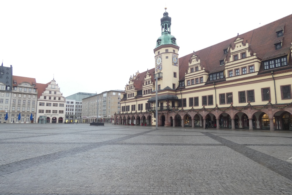 Wie leergefegt: Der Leipziger Markt vor dem Alten Rathaus am 5. Januar 2021. Foto: Lucas Böhme