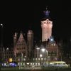 Das mit Licht inszenierte Neue Rathaus vom Leuschnerplatz aus gesehen. Foto: LZ