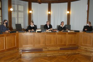Kein einfacher Prozess: Auch das Schwurgericht um den Vorsitzenden Hans Jagenlauf (M.) ist Vorwürfen der Verteidigung ausgesetzt. Foto: Lucas Böhme