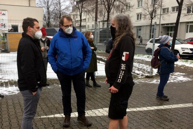 Christopher Zenker (SPD), Sören Pellmann (Linke) und Thomas "Kuno" Kumbernuß (PARTEI) am 23.01.2021 bei "Durstexpress" vor Ort. Foto: LZ
