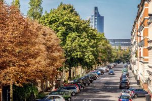 Mehr Straßenbäume in Städten (wie hier im Leipziger Stadtzentrum) können dazu beitragen, die psychische Gesundheit, aber auch das lokale Klima, die Luftqualität und den Artenreichtum zu verbessern. Foto: Philipp Kirschner