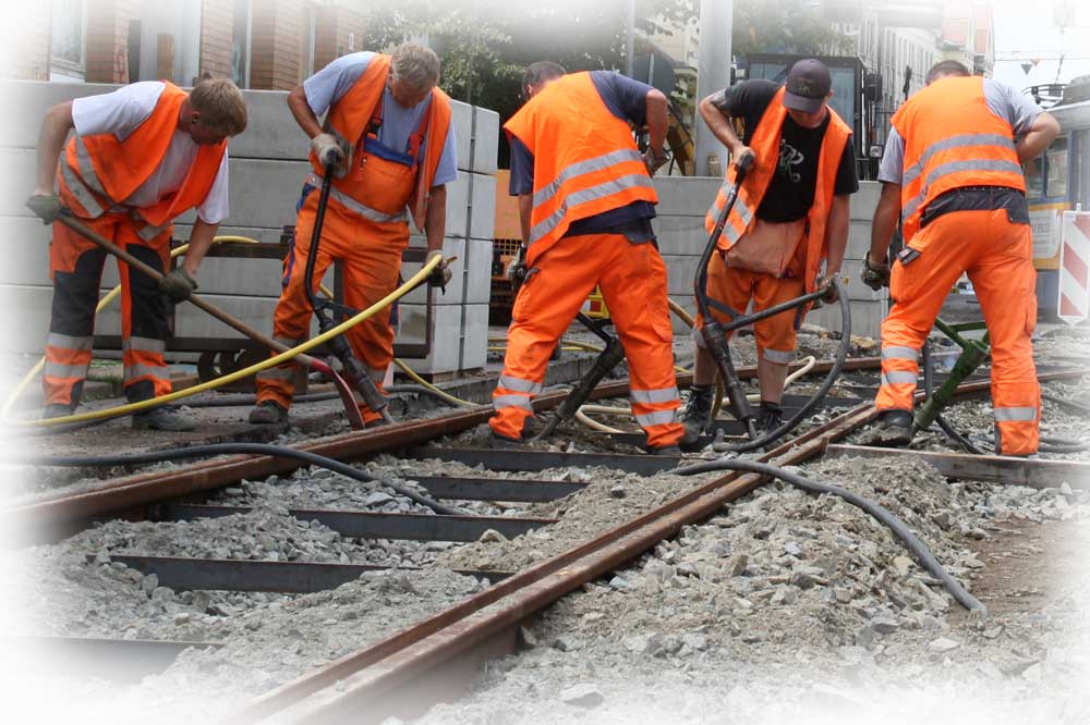 So wird rangeklotzt - hier auf einem Beispielbild von einer Baustelle der LVB. Foto: Ralf Julke