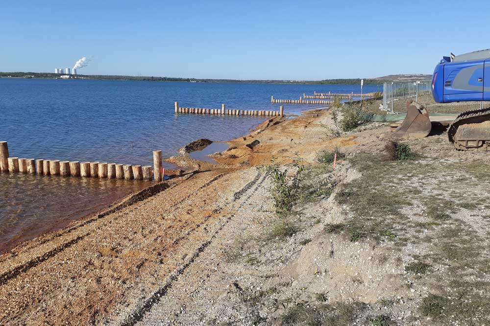 Buhnen zur Strandsicherung am Störmthaler See. Foto: LMBV