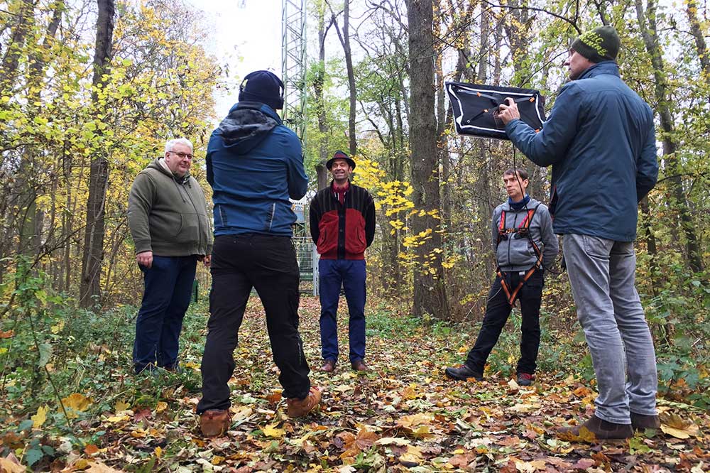 Dr. Ronny Maik Leder beim Dreh zur Folge "Dem Auwald aufs Dach gestiegen". Foto: Naturkundemuseum Leipzig