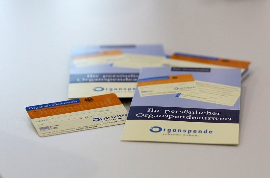 Organspendeausweise: Zwar blieben die Transplantationszahlen am UKL im Jahr 2020 erfreulich stabil, doch wuchs die Zahl der Menschen auf den Wartelisten weiter. Foto: Ines Christ / UKL