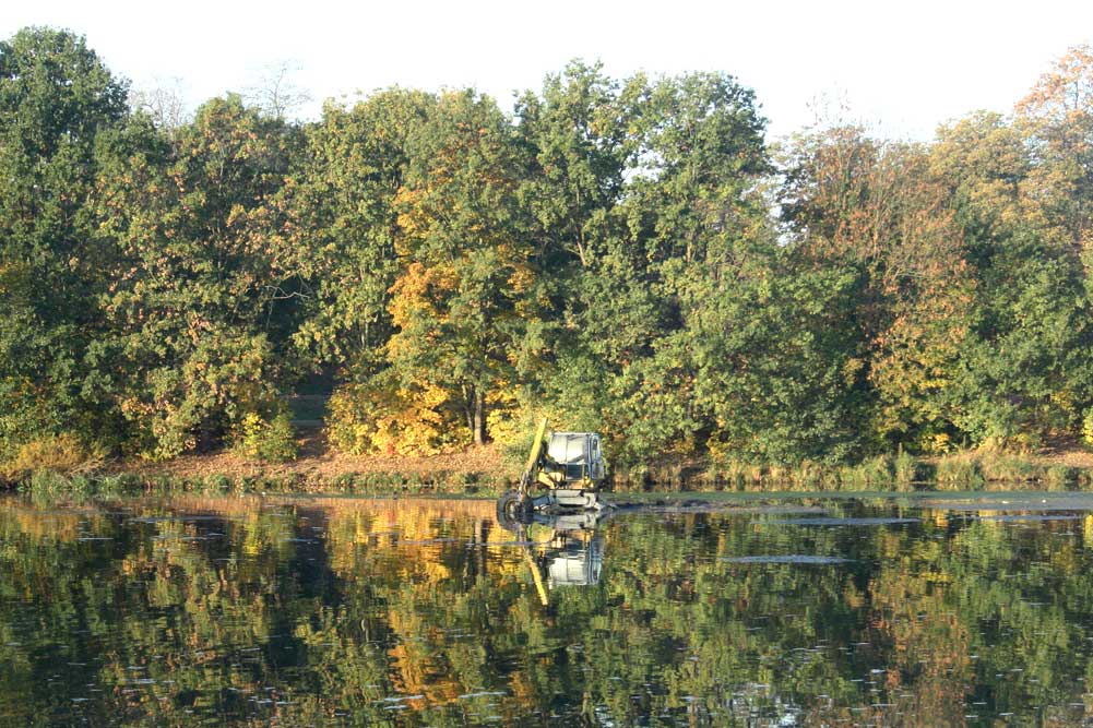 Schwimmbagger im Jahr 2018 auf dem Leipziger Elsterbecken. Foto: Ralf Julke