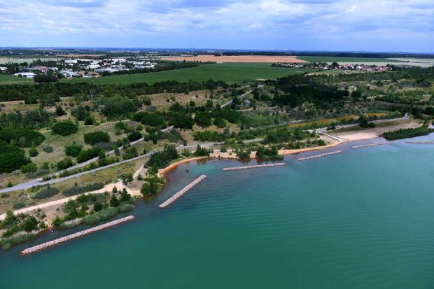 Wellenbrecher sollen das Ufer des Störmthaler Sees sichern. Foto: LMBV