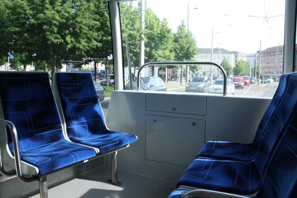 Corona-Zeit in der Straßenbahn: Öfter mal mehr Platz für alle. Foto: Ralf Julke