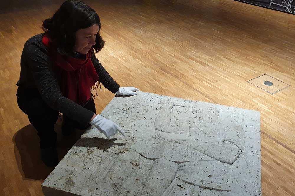 Kerstin Sieblist, Kuratorin für Musikgeschichte am Stadtgeschichtlichen Museum Leipzig, nimmt ein Teil des Wagner-Denkmals für das Museum in Empfang. Foto: Stadtgeschichtliches Museum Leipzig