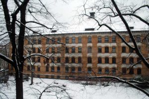 Noch ohne Anbau: Apollonia-von-Wiedebach-Schule im Schnee. Foto: Ralf Julke