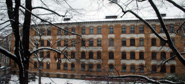 Noch ohne Anbau: Apollonia-von-Wiedebach-Schule im Schnee. Foto: Ralf Julke