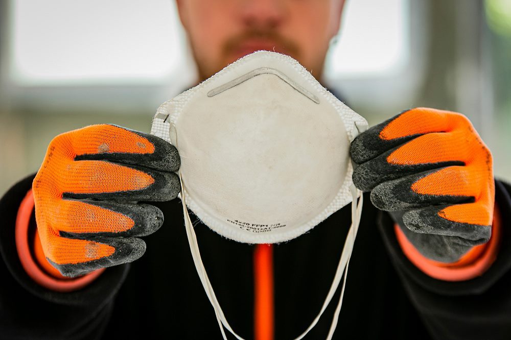 Bauarbeiter mit Atemschutzmaske: Auch der Arbeits- und Gesundheitsschutz zählt zu den Aufgaben von Betriebsräten. Die IG BAU appelliert an Beschäftigte, sich gerade in Krisenzeiten um die Vertretung ihrer Interessen im Betrieb zu kümmern. Foto: IG BAU