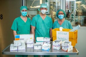 Dr. Franziska Frank, Dr. Ronny Grunert und Constanze Drephal sammeln OP-Material für ein Krankenhaus in Madagaskar. Foto: Hagen Deichsel / UKL