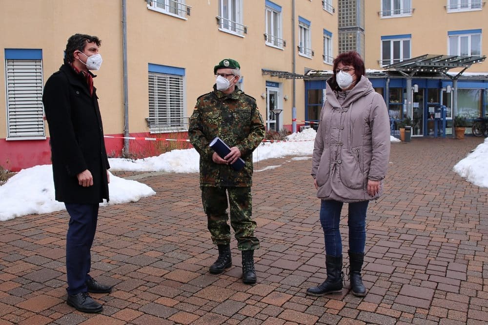 Bundeswehr unterstützt in der Frohburger Pflegeeinrichtung: Landrat Henry Graichen und Verbindungsoffizier Michael Krawcyk im Gespräch mit Leiterin Marion Wiesner, in deren Einrichtung Soldatinnen und Soldaten eingesetzt sind. Foto: Landkreis Leipzig