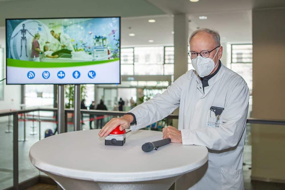 Prof. Christoph Josten, Medizinischer Vorstand am UKL, gab am 8.2. 2021 den Startschuss für das UKL-TV - den eigenen Kanal für ein Patientenfernsehen am Uniklinikum Leipzig. Foto: Hagen Deichsel/UKL