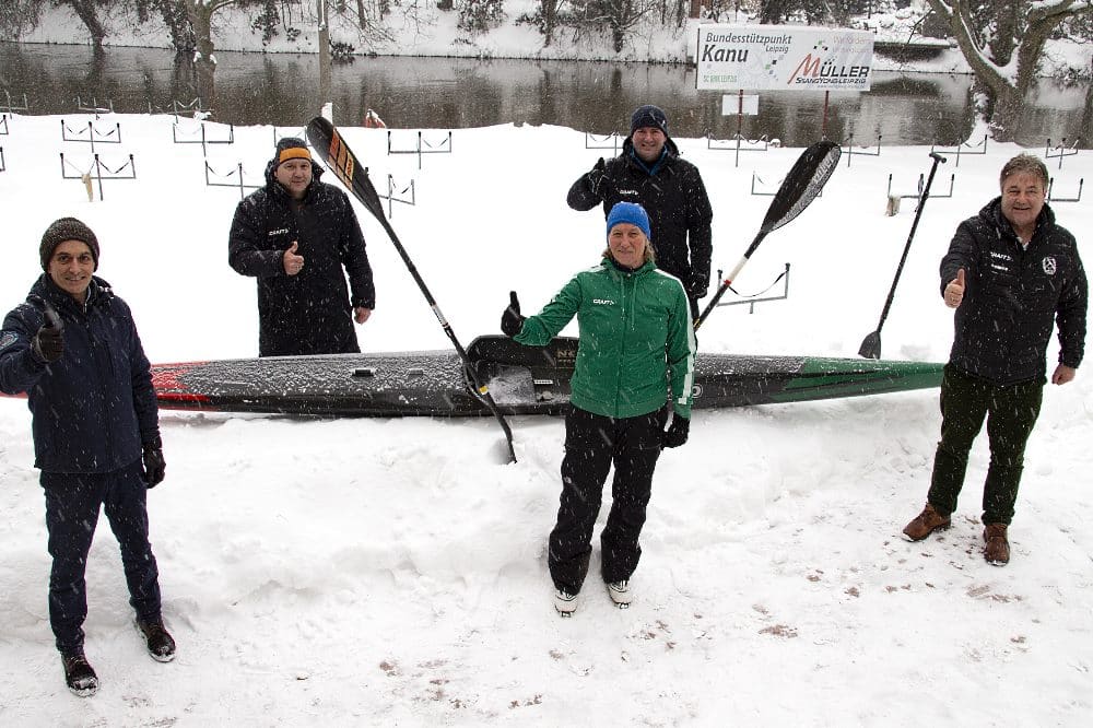 Halten künftig noch enger zusammen - ob im Schneegestöber oder auf dem Wasser (v.l.): OPTERRA-Geschäftsführer Danilo Buscaglia, Nico Malcher und Anett Schuck (Trainer SC DHfK), Kay Vesely (Bundesstützpunktleiter Kanurennsport) und Bernd Merbitz (Präsident SC DHfK). Quelle: SC DHfK Leipzig