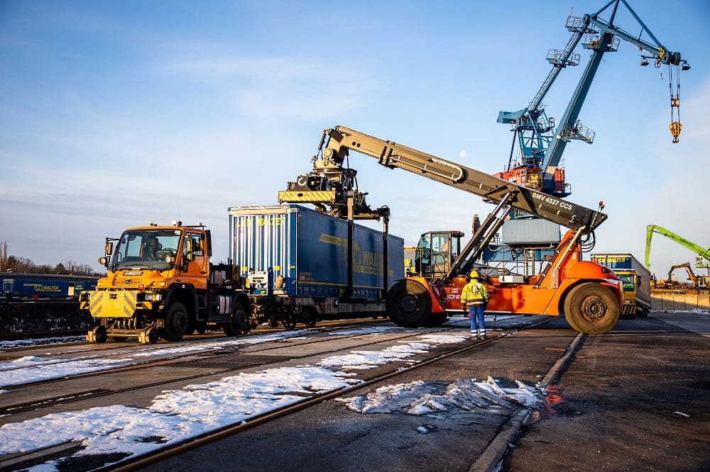 TrailerPort Alberhafen - Sattelauflieger wird direkt auf Bahn verladen © SMWA