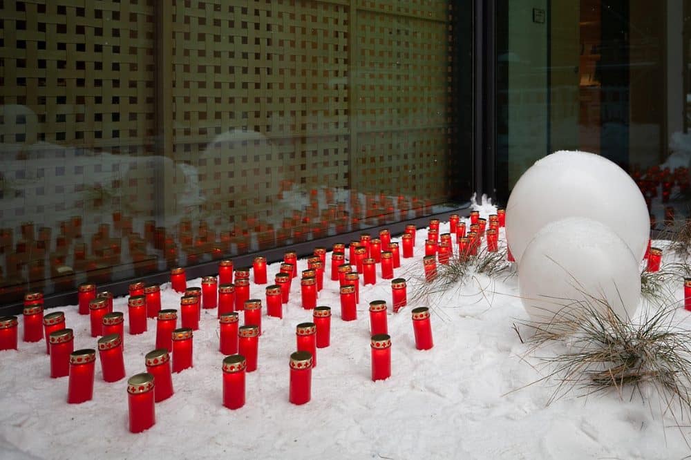 100 Kerzen leuchten am UKL für einen Moment der Erinnerung an verstorbene Patienten. Foto: Hagen Deichsel/UKL