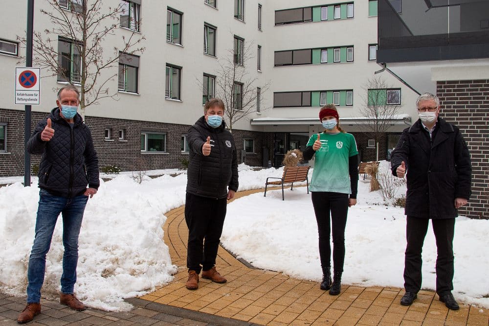 Wollen als Sportfamilie gemeinsam Leipziger Pflegeeinrichtungen helfen (v.l.n.r.): Jens Lehmann (zweifacher Bahnrad-Olympiasieger des SC DHfK), Bernd Merbitz (Präsident SC DHfK), Nathalie Herdin (Sportstudentin und Übungsleiterin im Fitness- und Gesundheitszentrum des SC DHfK), Stefan Eckner (Geschäftsführer der Städtischen Altenpflegeheime Leipzig gGmbH). Foto: SC DHfK Leipzig