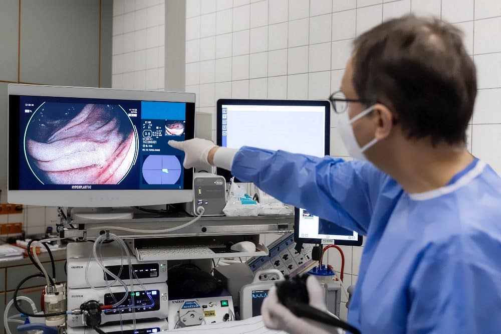 Priv.-Doz. Dr. Ulrich Halm nutzt die Möglichkeiten der Künstlichen Intelligenz, um Polypen frühzeitig in der Diagnostik zu erkennen und eine Darmkrebserkrankung abzuwenden. Foto: Christian Hüller