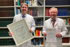 Rezertifizierung Infektiologie. Links Prof. Lübbert, rechts Prof. Borte. Quelle: Klinikum St. Georg gGmbH