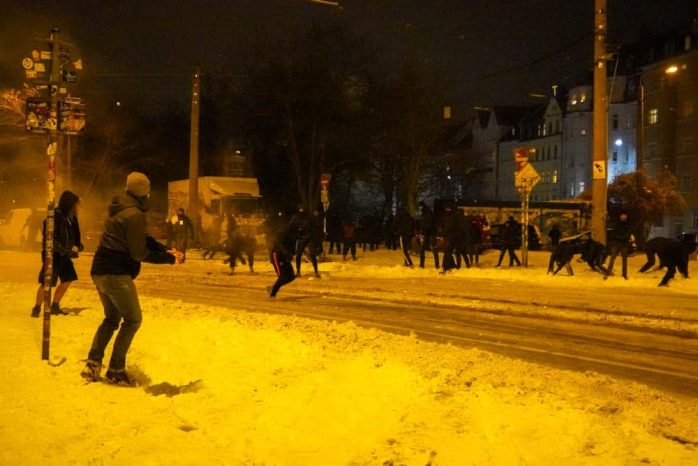Schneeballschlacht am Connewitzer Kreuz am 7. Februar 2021. Foto