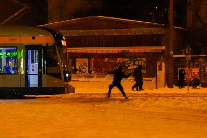 Schneeballschlacht am Connewitzer Kreuz am 7. Februar 2021. Foto
