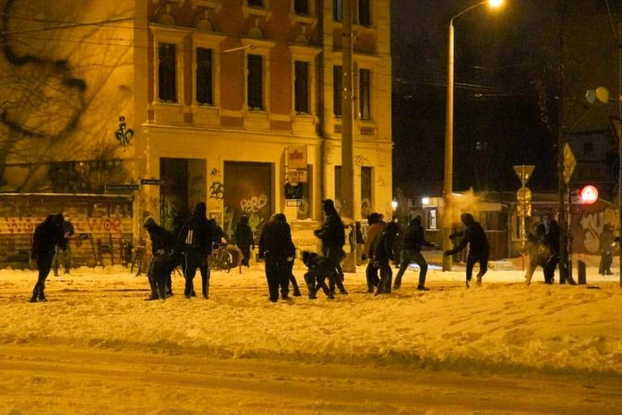 Schneeballschlacht am Connewitzer Kreuz am 7. Februar 2021. Foto